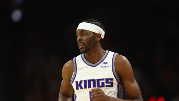 Mo Harkless jogs down the basketball court in Sacramento.
